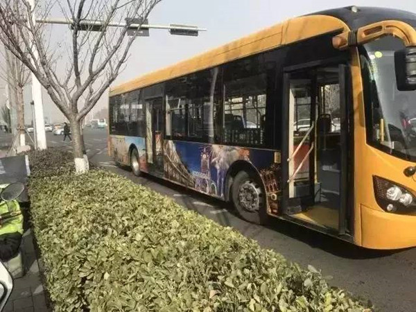 新年將至，一批公交車穿上西海岸定制“新衣”