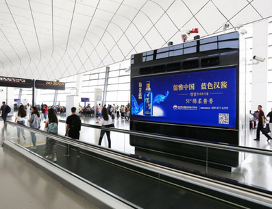 三層國內國際候機區(qū)平行步道旁風塔燈箱廣告