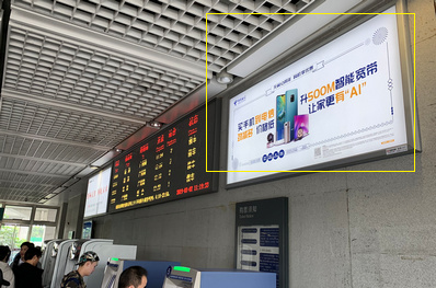 順德站A、B進出站大廳墻身燈箱廣告