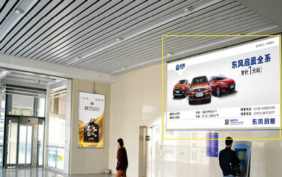 容桂站B進出站口旁，近售票廳側邊燈箱廣告