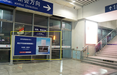 容桂站C1、C2電梯通道之間立式燈箱廣告2