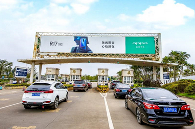 ?？跈C(jī)場(chǎng)停車場(chǎng)出入口龍門架看板廣告