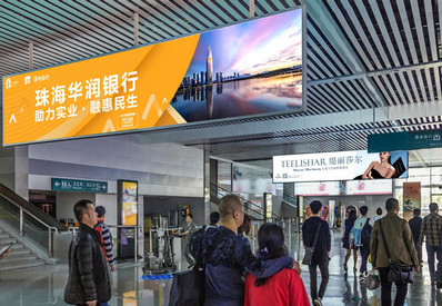 珠海站到達層出站通道雙面吊桿燈箱廣告