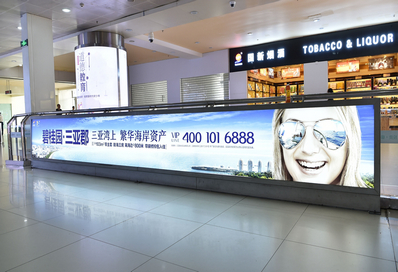 三亞機場T1一層迎客廳，正對行李廳B出口燈箱廣告
