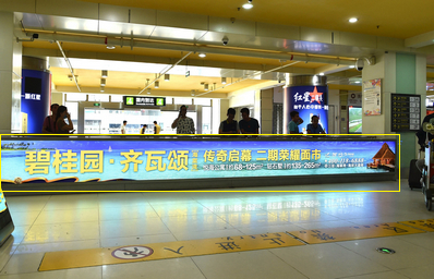 三亞機場T1一層迎客廳，正對行李廳C出口燈箱廣告