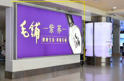 三亞機場T1一層迎客廳，行李廳B出口附近雙面燈箱廣告
