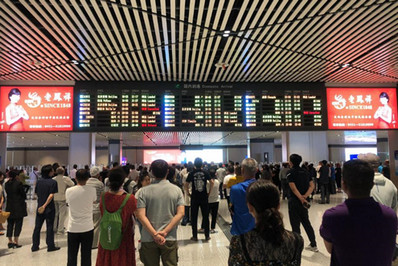 哈爾濱機場迎賓廳航顯屏兩側(cè)燈箱廣告