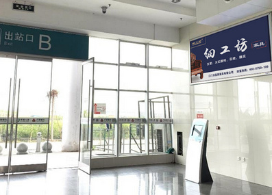 新會高鐵站B進(jìn)出站口旁燈箱廣告