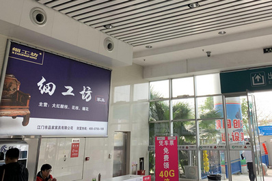 新會高鐵站進(jìn)出站口旁燈箱廣告