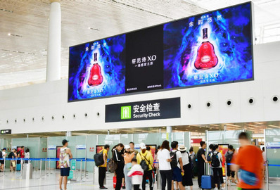 廈門機(jī)場F2二層辦票出發(fā)安檢上方LED屏廣告