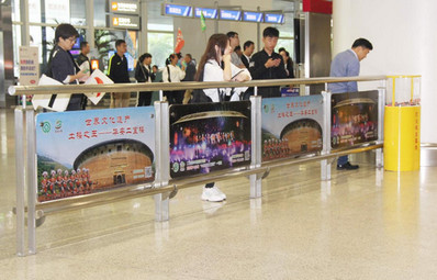 廈門機(jī)場旅客出口圍欄貼廣告