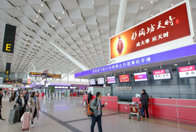 鄭州機場四層出發(fā)入口島頭燈箱廣告