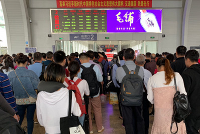 ?？跂|站候車大廳二樓檢票閘機(jī)口LED屏廣告