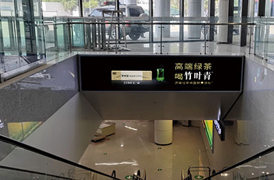 重慶北站南廣場進(jìn)站口楣頭燈箱廣告