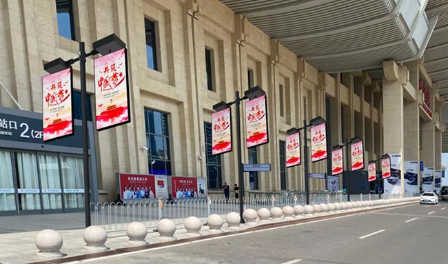 濟南高鐵站東進站口旋轉(zhuǎn)LED燈桿屏怎么樣？