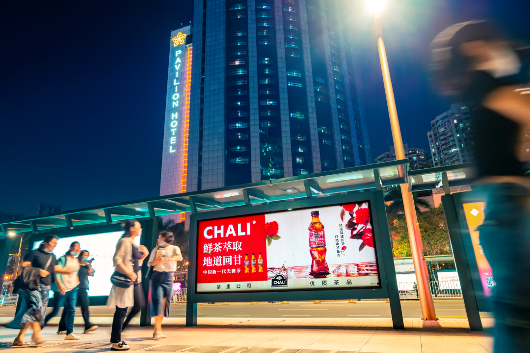 零售快消企業(yè)為何選擇公交候車(chē)亭廣告？