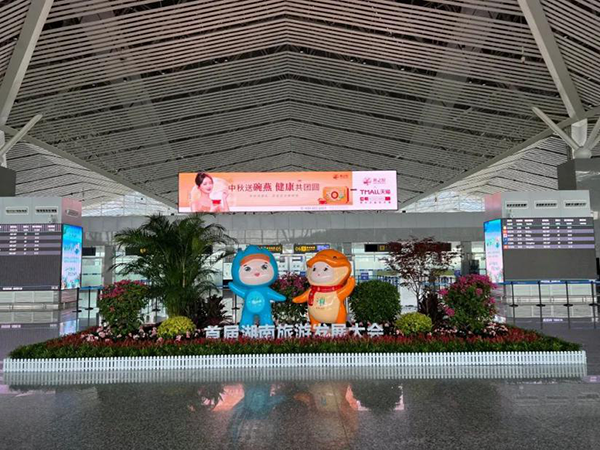 張家界機(jī)場(chǎng)廣告價(jià)格多少錢(qián)？張家界荷花機(jī)場(chǎng)航站樓直接觀(guān)景天門(mén)山