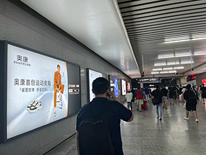 溫州輕軌廣告牌價格多少錢？不愧是你溫州地鐵廣告放眼望去全是鞋