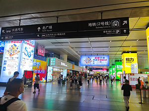 南昌西站高鐵廣告價格多少錢？南昌西高鐵站出站大廳最醒目廣告牌
