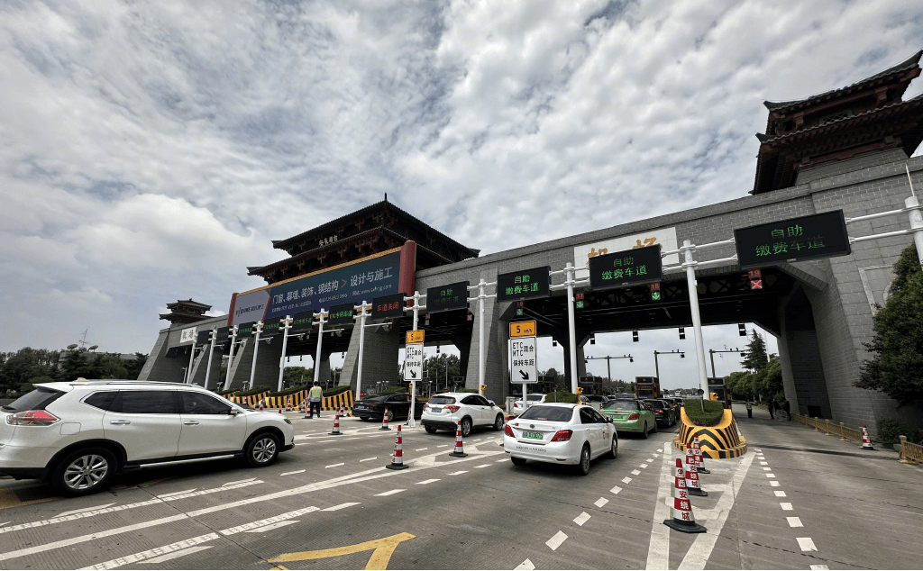 西安高速收費站站頂LED大屏廣告價格？機場高速灞橋收費站廣告牌
