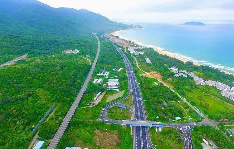 海南?？诟咚贅蝮w廣告價(jià)格？海南東線高速跨線橋大牌廣告位置優(yōu)勢(shì)