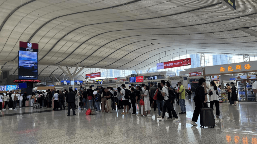 深圳北站LED屏廣告價(jià)格，深圳北高鐵站服務(wù)臺(tái)三角旋轉(zhuǎn)屏廣告報(bào)價(jià)