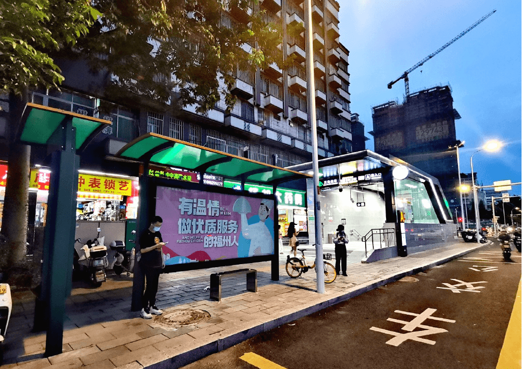 福州候車亭站臺(tái)廣告價(jià)格多少錢？福州公交車站站亭廣告位置優(yōu)勢(shì)