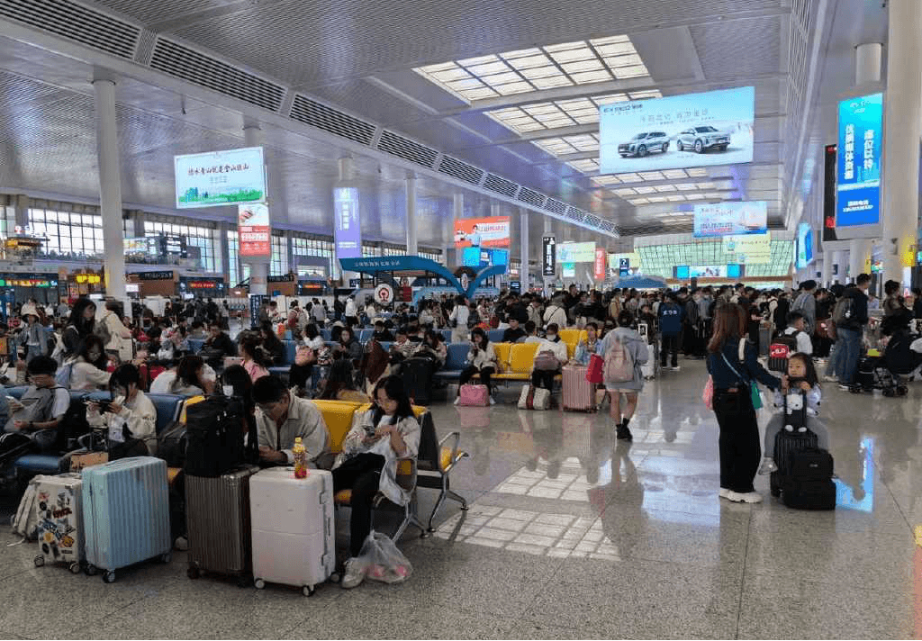 昆明南站廣告價(jià)格多少錢？昆明南高鐵站候車大廳LED屏廣告位置優(yōu)勢(shì)