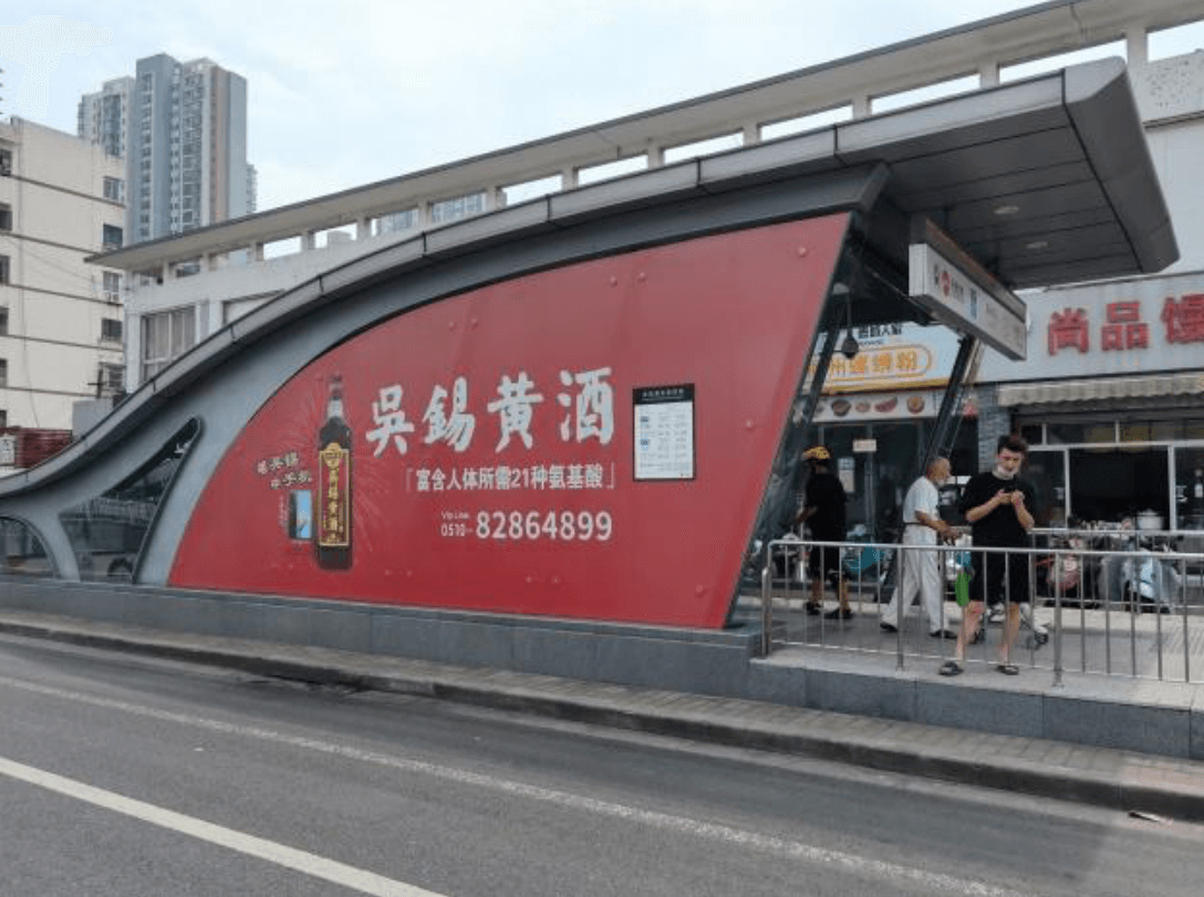 無(wú)錫地鐵出入口廣告價(jià)格收費(fèi)多少錢？無(wú)錫地鐵站棚戶外貼紙廣告