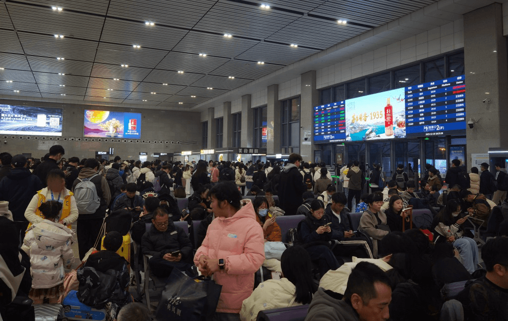 嘉興南站廣告價(jià)格收費(fèi)多少錢？嘉興南高鐵站春運(yùn)出站熱門(mén)廣告牌