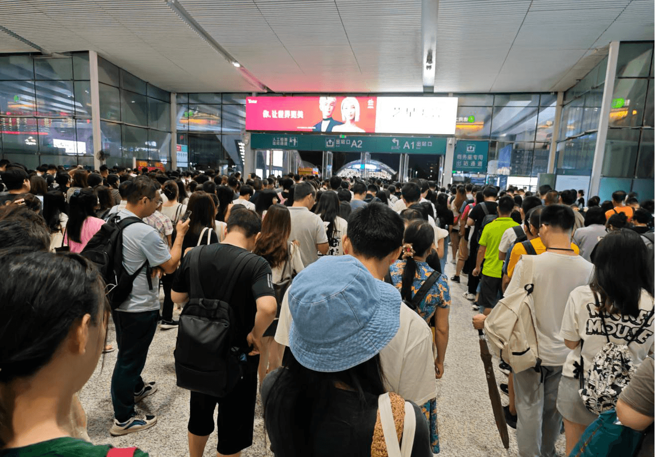深圳北站出站閘機(jī)燈箱廣告牌價(jià)格收費(fèi)多少錢(qián)？深圳北高鐵站春運(yùn)