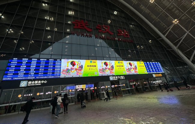 武漢火車站廣告價(jià)格收費(fèi)，武漢高鐵站進(jìn)站口打卡點(diǎn)門楣LED大屏廣告