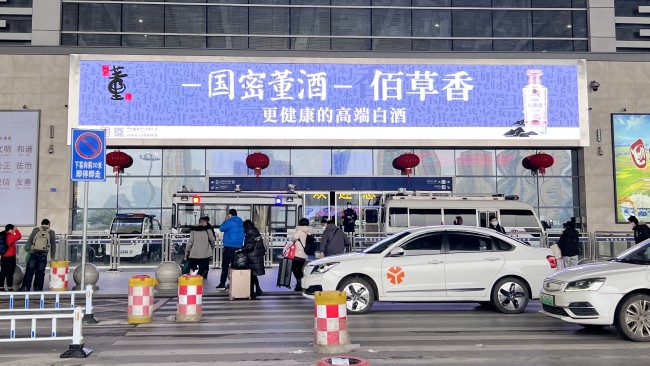 長(zhǎng)沙南站廣告價(jià)格收費(fèi)，長(zhǎng)沙南高鐵站進(jìn)站口打卡點(diǎn)門楣LED大屏廣告