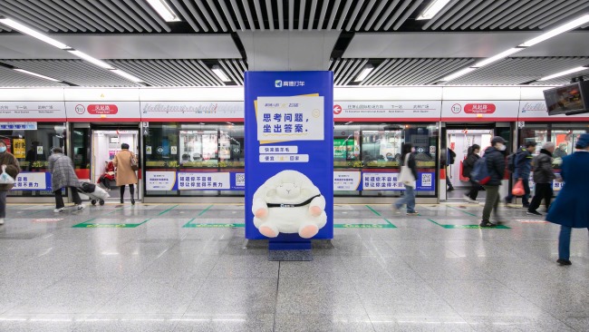 杭州地鐵創(chuàng)意包柱廣告鳳起路小羊座椅案例，杭州地鐵廣告價(jià)格收費(fèi)
