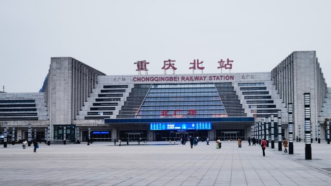 重慶北站廣告價(jià)格收費(fèi)，重慶北高鐵站進(jìn)站口打卡點(diǎn)門(mén)楣LED大屏廣告