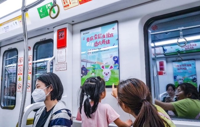 重慶輕軌2號線列車廣告穿樓網(wǎng)紅景點(diǎn)，重慶地鐵列車廣告價(jià)格