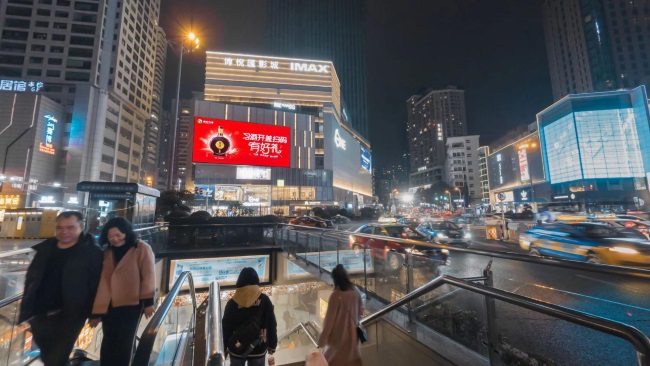 貴陽(yáng)云巖大十字商圈THE ONE購(gòu)物中心LED廣告，貴陽(yáng)LED大屏廣告價(jià)格收費(fèi)