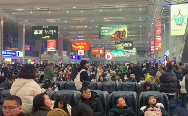 重慶北站候車大廳最大廣告牌位置燈箱廣告，重慶北高鐵站廣告價格