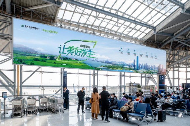 濟(jì)南遙墻機(jī)場(chǎng)候機(jī)大廳正中央巨幅大牌燈箱，濟(jì)南機(jī)場(chǎng)廣告價(jià)格收費(fèi)