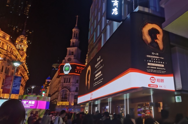 上海黃浦南京東路世紀(jì)廣場(chǎng)戶外折角LED屏廣告，上海LED大屏廣告價(jià)格