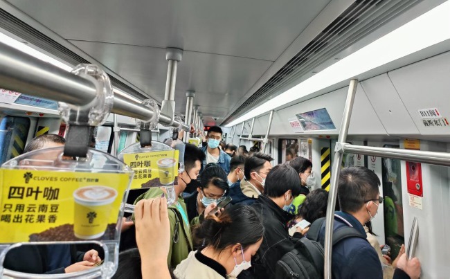 昆明地鐵車廂拉手列車?yán)h(huán)廣告優(yōu)勢(shì)分析，昆明地鐵廣告價(jià)格收費(fèi)