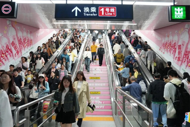 福州地鐵廣告價格收費，福州地鐵南門兜站換乘扶梯通道墻貼廣告