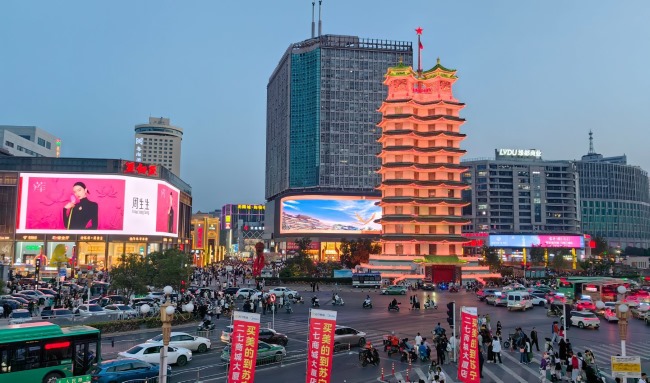 鄭州亞細亞卓悅城LED巨屏廣告價格，鄭州二七廣場弧形老鳳祥大屏廣告