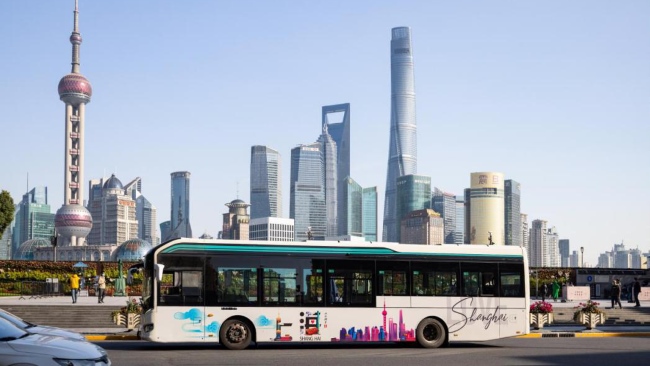 上海公交廣告車身貼紙巴士廣告線路案例圖，上海公交車巴士廣告價格收費