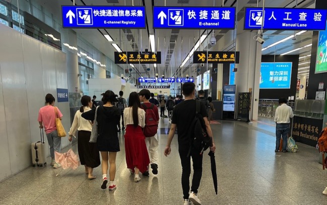 福田口岸三層往香港邊檢大廳墻面燈箱廣告，深圳福田口岸廣告價(jià)格