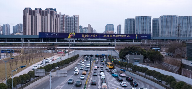 西安東二環(huán)金花隧道鐵路圍擋大牌廣告，西安最大戶外大牌廣告價格