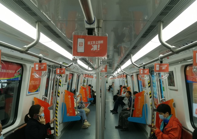 東莞地鐵車廂內(nèi)包車廣告站臺蔽門貼廣告案例，東莞地鐵廣告牌價格