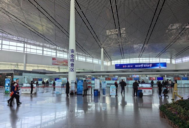 天津濱海機場出發(fā)大廳安檢口正上方LED大屏廣告，天津機場廣告價格