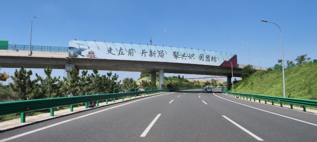 青島機場高速跨線橋圍擋廣告牌，青島膠東機場高速大牌廣告價格