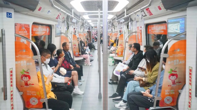 青島地鐵車廂內(nèi)貼紙內(nèi)包車創(chuàng)意車廂廣告，青島地鐵列車廣告價格